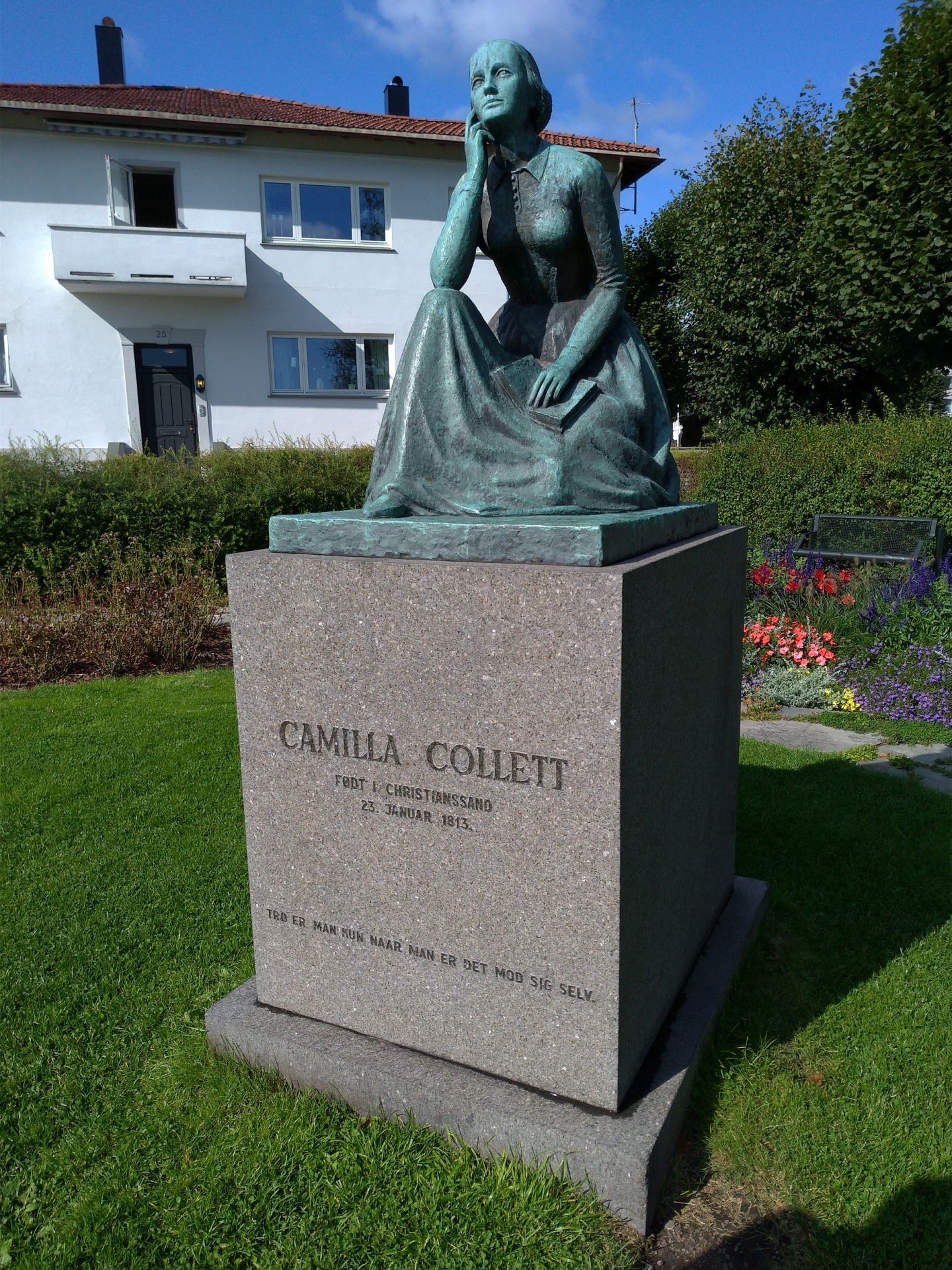 Statua di Camilla Collett